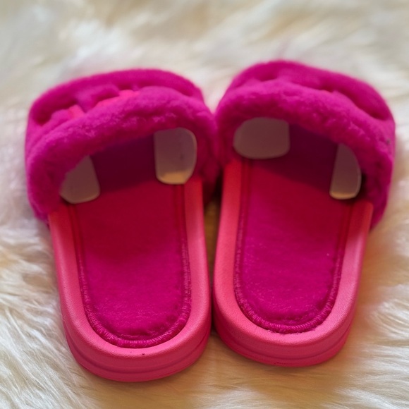 APL: Athletic Propulsion Labs Women's Shearling Slide, Neon Pink, Size 7 - Picture 3 of 7